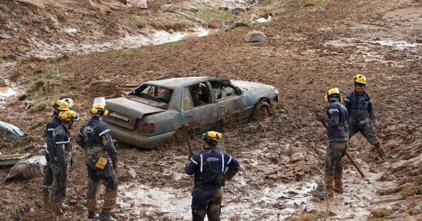 Flash flood kills nearly 12 in Jordan and forces tourists to evacuate