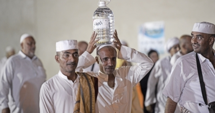 Zamzam holy water, Ban, Airline apologized, Air India 