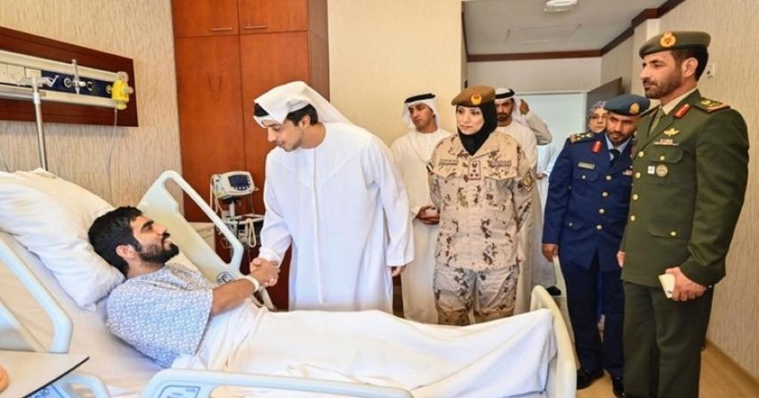 Sheikh Mansour meets wounded Emirati soldiers at hospital