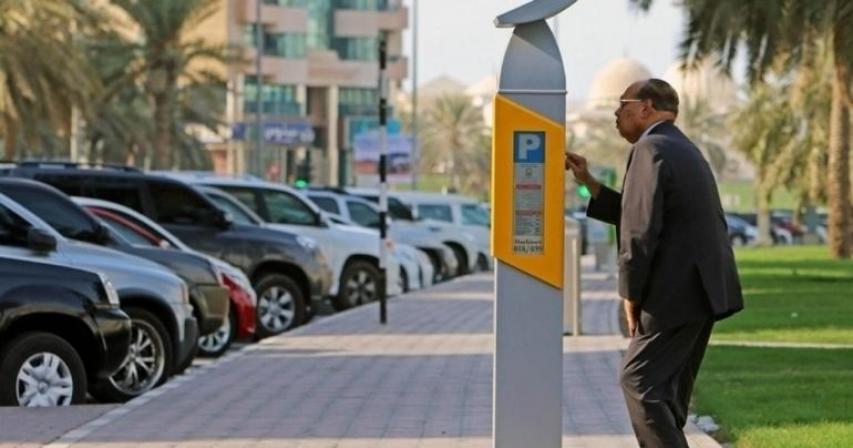 A UAE resident paying for his parking ticket at the machine. 