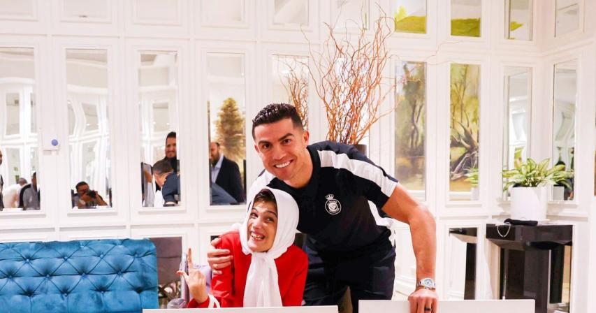 Cristiano Ronaldo had the pleasure of meeting Iranian artist Fatemeh Hamami, who gained international recognition for her viral portrait of the Al Nassr football stadium