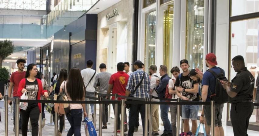 Apple fans in Dubai eagerly lined up at the Mall of the Emirates and Dubai Mall