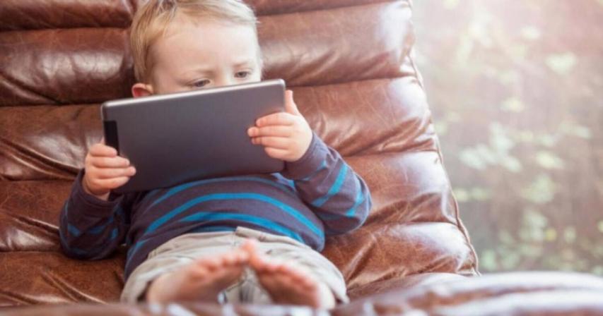 excessive-screen-time-in-uae-children-causes-still-face-syndrome