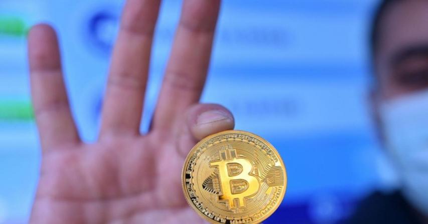bitcoin-crosses -$100,000-hitting-six-digit-mark-in-rally