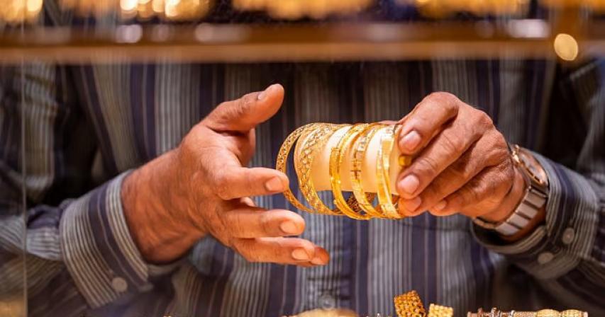 uae-buying-gold-for-valentine-day
