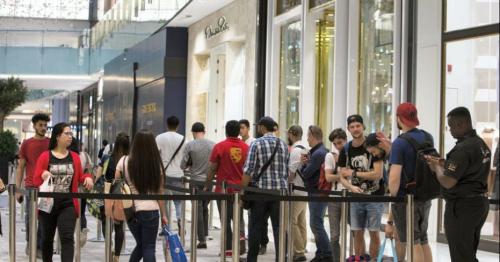 Apple fans in Dubai eagerly lined up at the Mall of the Emirates and Dubai Mall